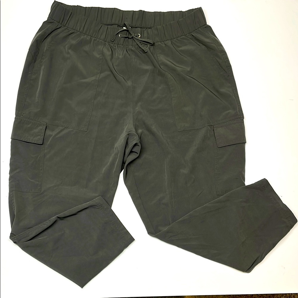 **3/$20** Old Navy StretchTech crops - XL